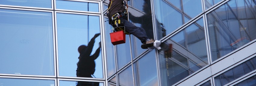 IStock Abseiling window cleaner